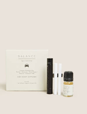 marksandspencer_HOME rada Apothecary_T27_6341Balance vune do auta s esencialnimi oleji_vetiver geranium pepr jasmin skorice_349Kc.jpg